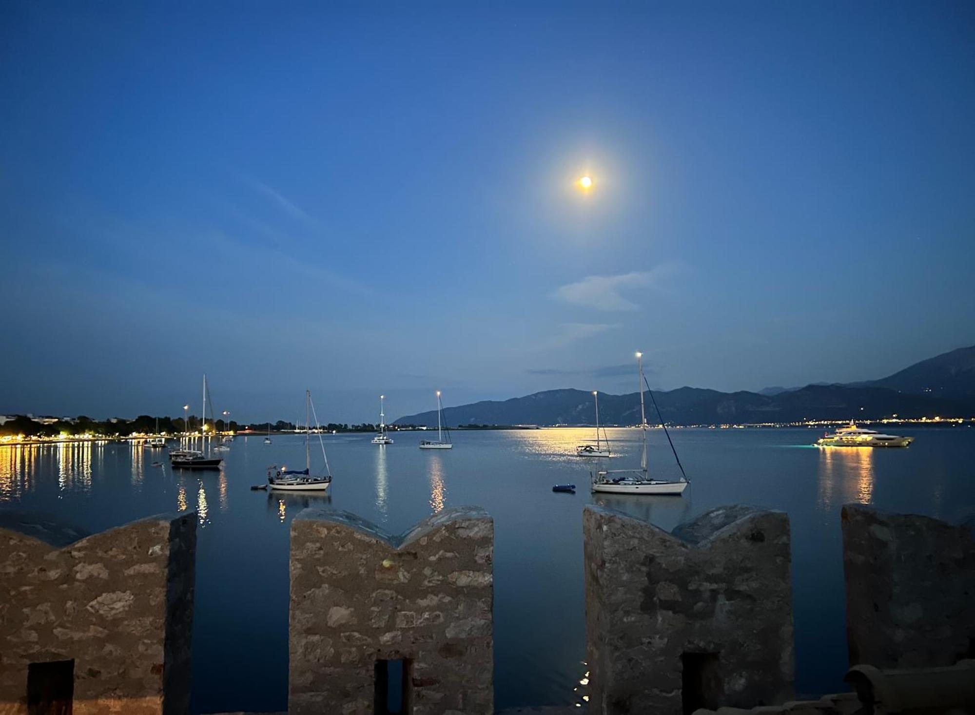 Vila Madame Parisienne Nafpaktos Exteriér fotografie